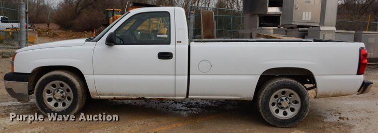 image for item GB9839 2005 Chevrolet Silverado 1500 pickup truck