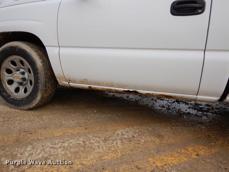 image for item GB9839 2005 Chevrolet Silverado 1500 pickup truck