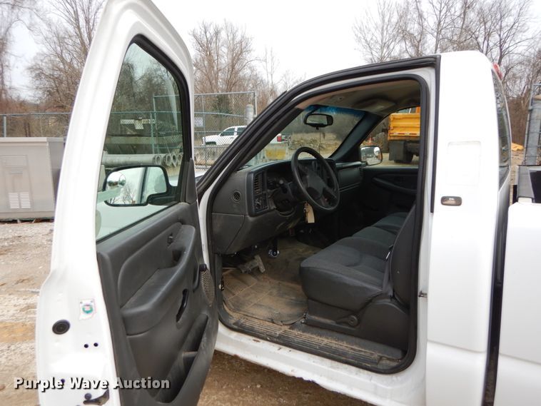 image for item GB9839 2005 Chevrolet Silverado 1500 pickup truck