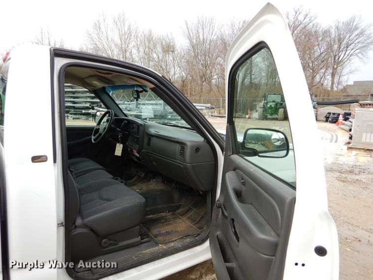 image for item GB9839 2005 Chevrolet Silverado 1500 pickup truck