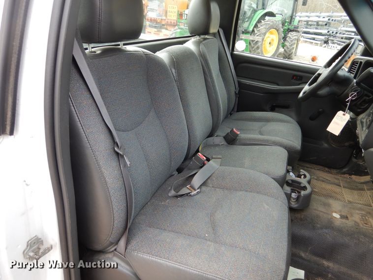 image for item GB9839 2005 Chevrolet Silverado 1500 pickup truck