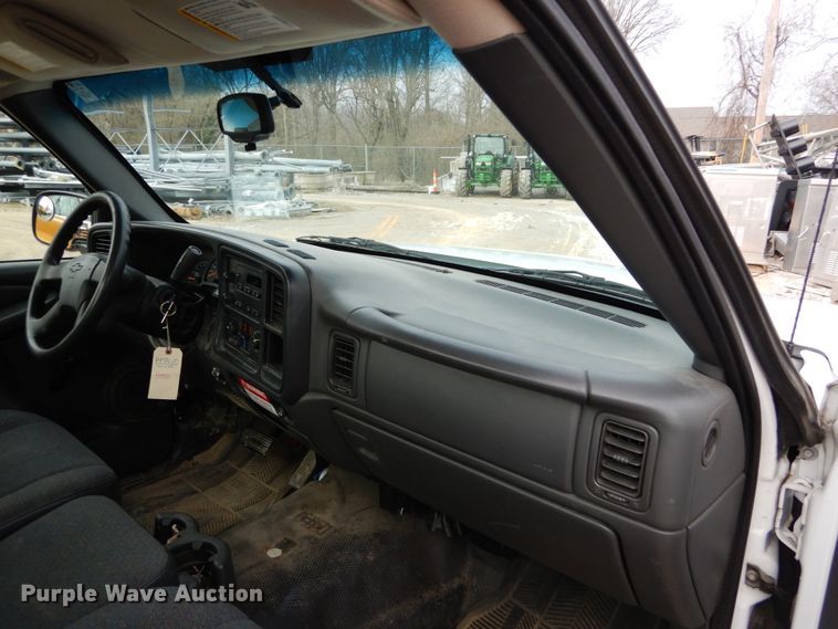 image for item GB9839 2005 Chevrolet Silverado 1500 pickup truck