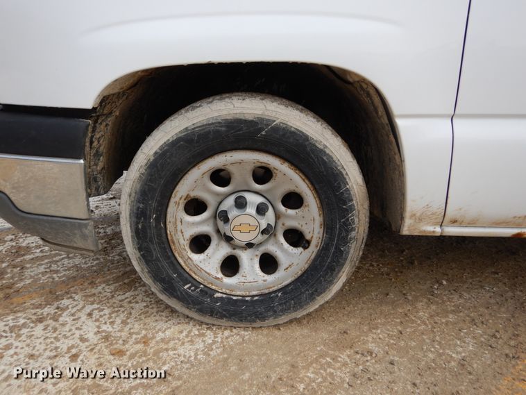 image for item GB9839 2005 Chevrolet Silverado 1500 pickup truck