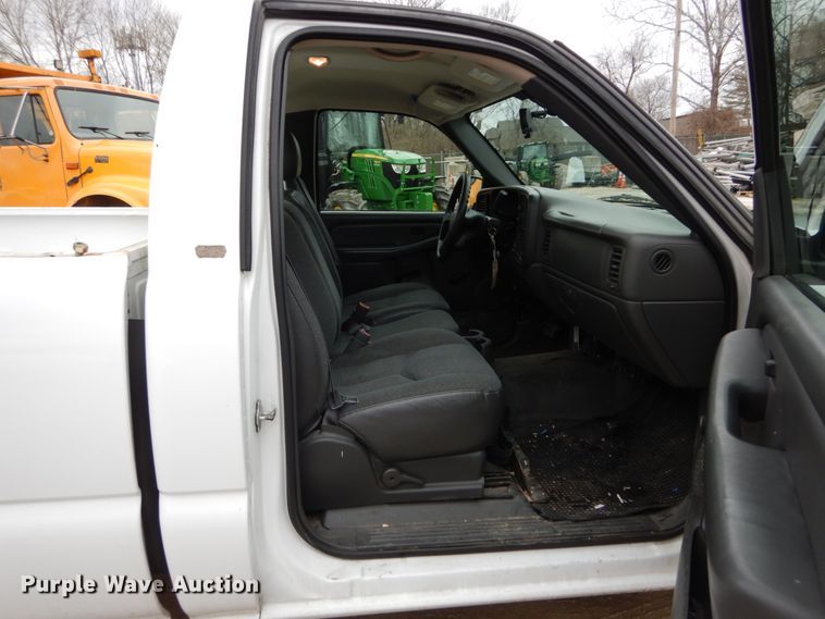 image for item GB9845 2005 Chevrolet Silverado 1500 pickup truck