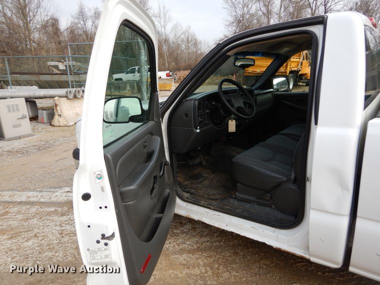 image for item GB9848 2005 Chevrolet Silverado 1500 pickup truck