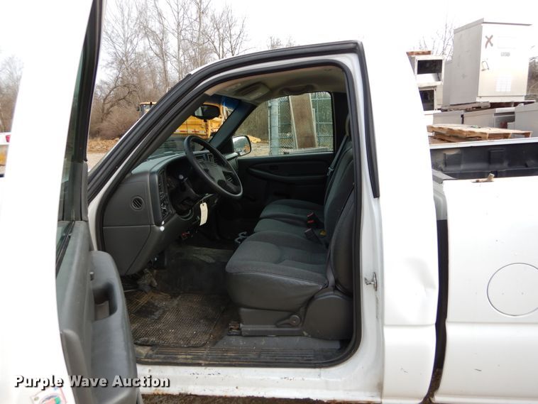 image for item GB9848 2005 Chevrolet Silverado 1500 pickup truck