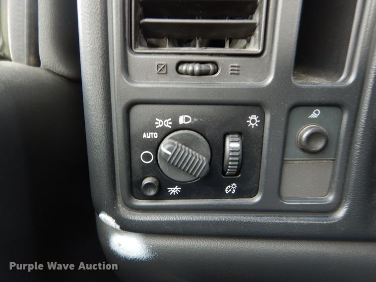 image for item GB9848 2005 Chevrolet Silverado 1500 pickup truck