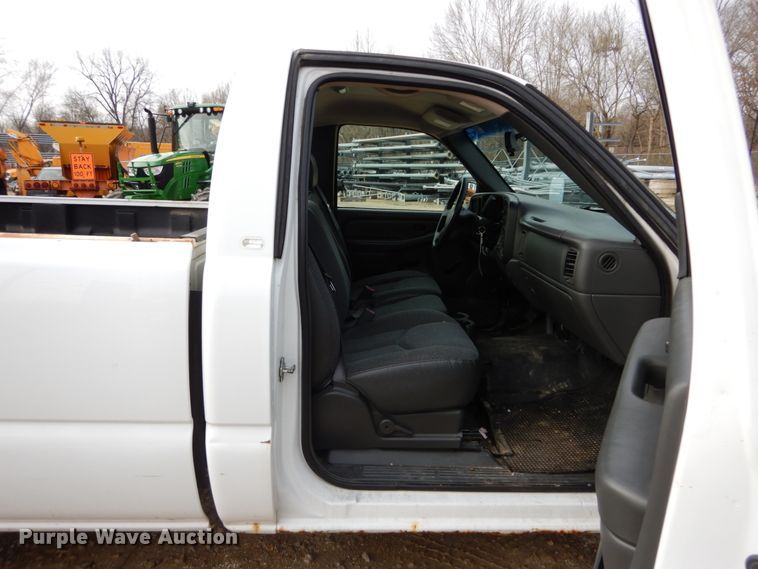 image for item GB9848 2005 Chevrolet Silverado 1500 pickup truck