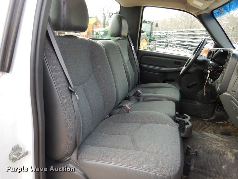 image for item GB9848 2005 Chevrolet Silverado 1500 pickup truck