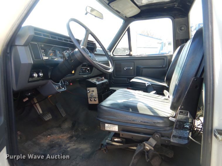 image for item GD9089 1987 Ford F7000 utility truck