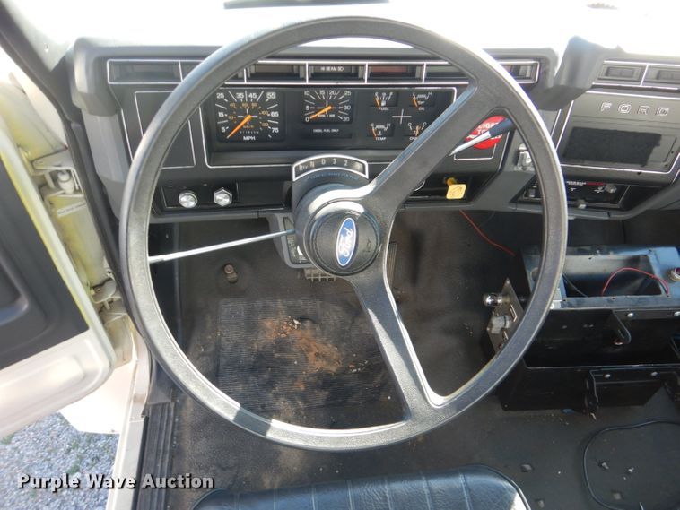 image for item GD9089 1987 Ford F7000 utility truck