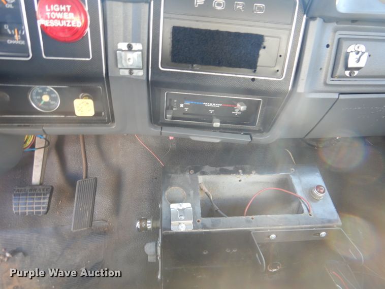 image for item GD9089 1987 Ford F7000 utility truck