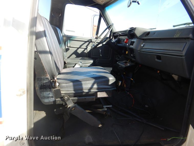 image for item GD9089 1987 Ford F7000 utility truck