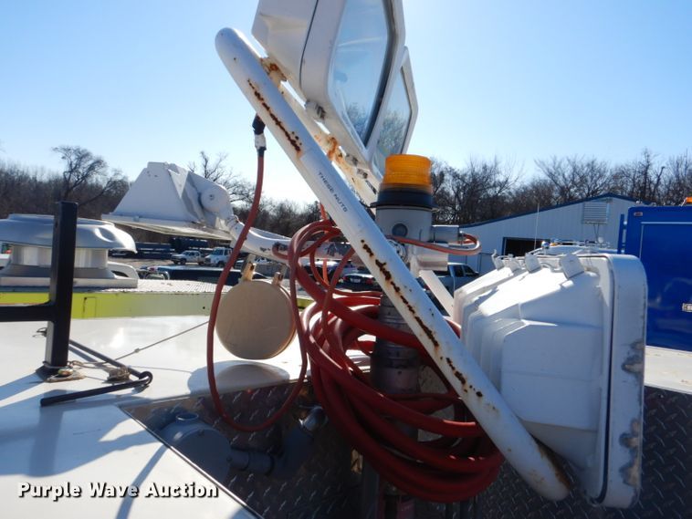 image for item GD9089 1987 Ford F7000 utility truck