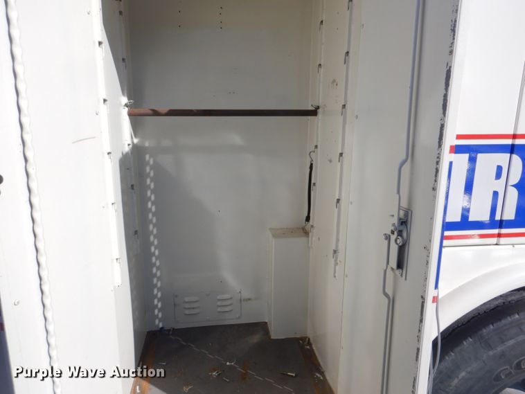 image for item GD9089 1987 Ford F7000 utility truck