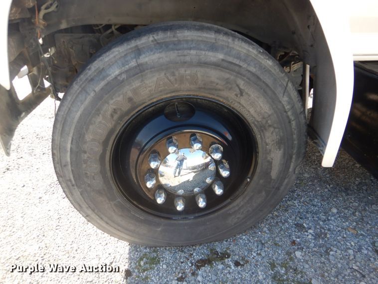 image for item GD9089 1987 Ford F7000 utility truck