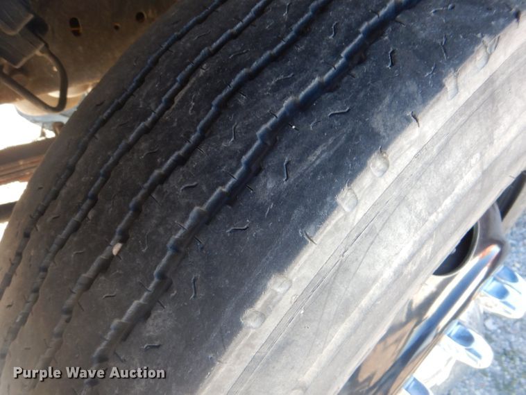 image for item GD9089 1987 Ford F7000 utility truck