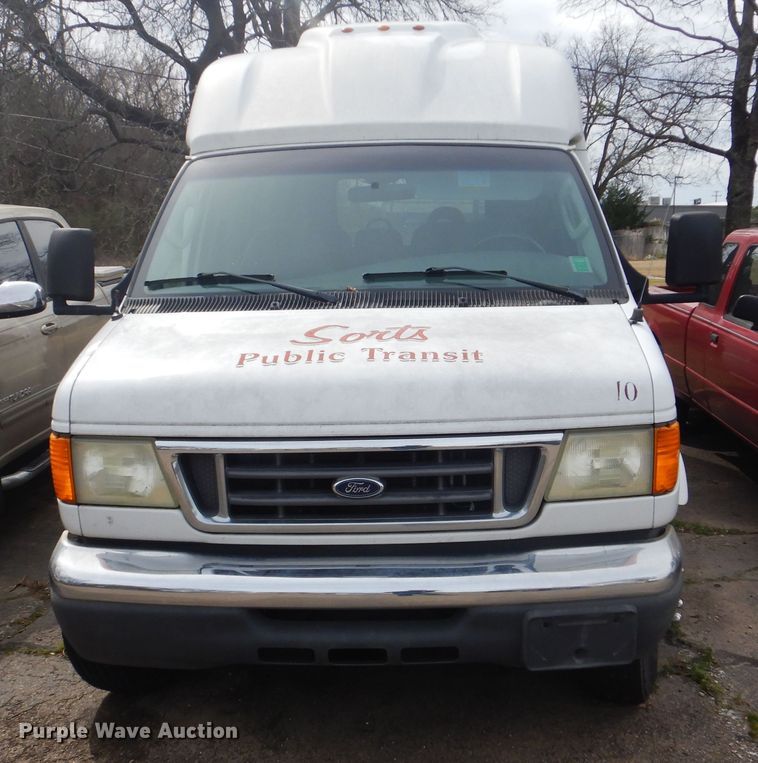 image for item GD9172 2005 Ford E350 Super Duty shuttle bus