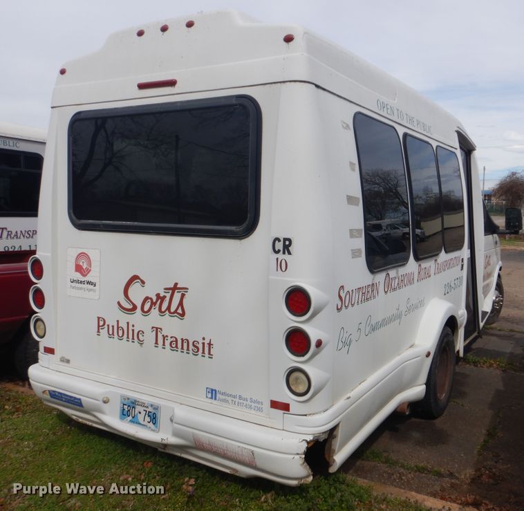 image for item GD9172 2005 Ford E350 Super Duty shuttle bus