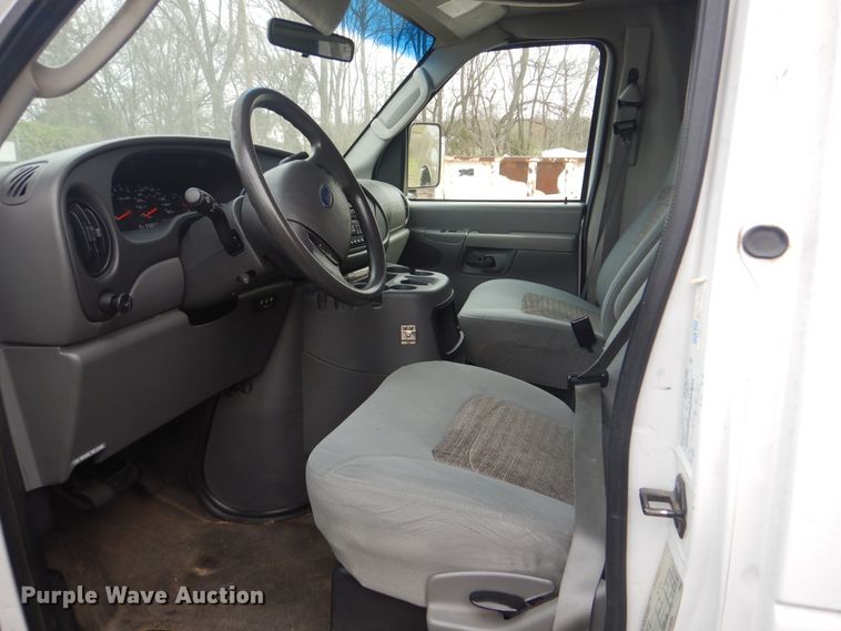 image for item GD9172 2005 Ford E350 Super Duty shuttle bus