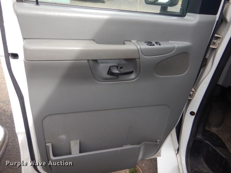 image for item GD9172 2005 Ford E350 Super Duty shuttle bus