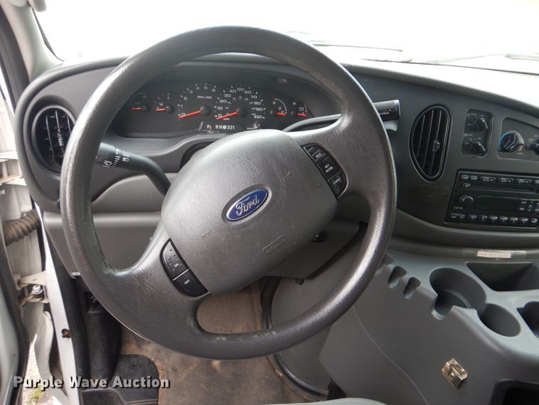 image for item GD9172 2005 Ford E350 Super Duty shuttle bus