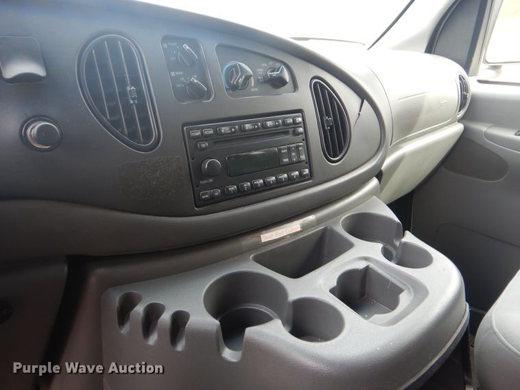 image for item GD9172 2005 Ford E350 Super Duty shuttle bus