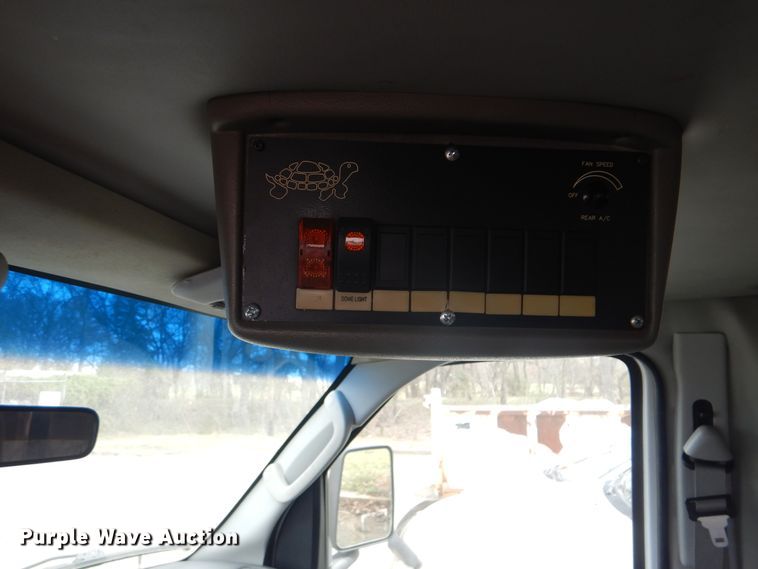 image for item GD9172 2005 Ford E350 Super Duty shuttle bus