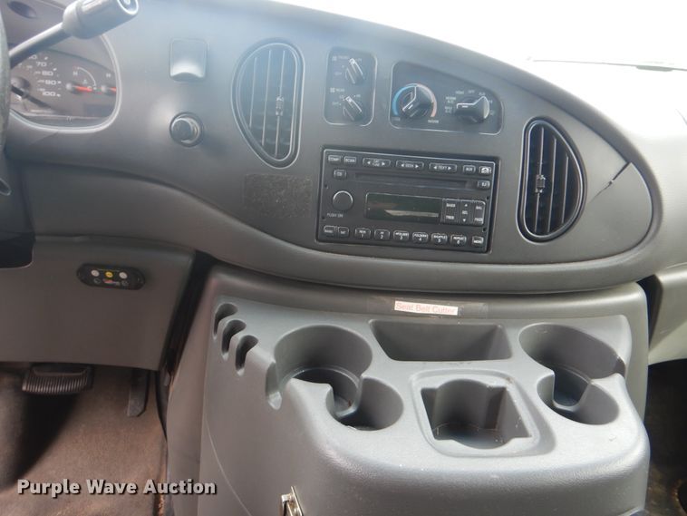 image for item GD9172 2005 Ford E350 Super Duty shuttle bus