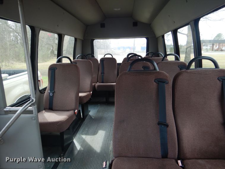 image for item GD9172 2005 Ford E350 Super Duty shuttle bus