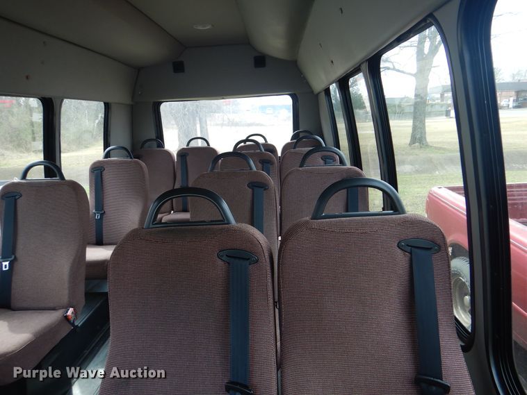 image for item GD9172 2005 Ford E350 Super Duty shuttle bus