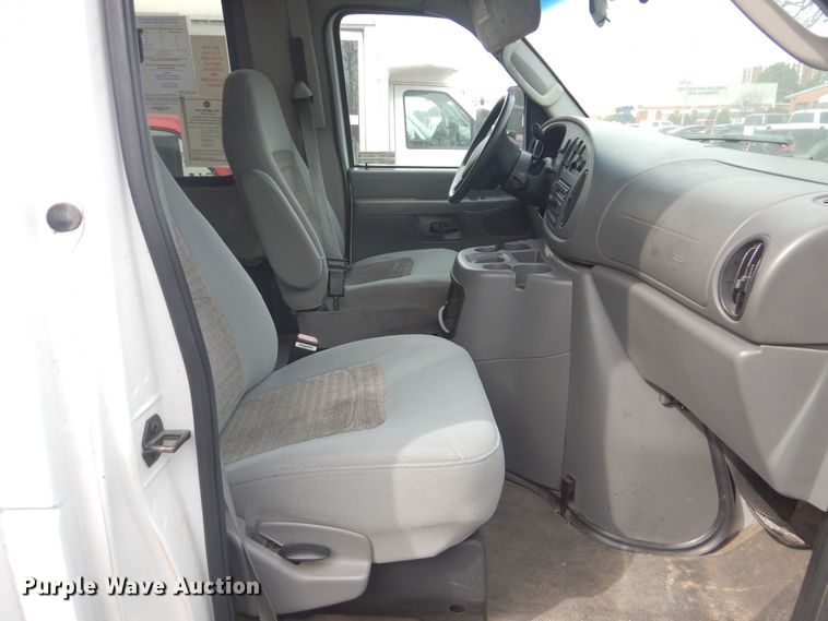 image for item GD9172 2005 Ford E350 Super Duty shuttle bus