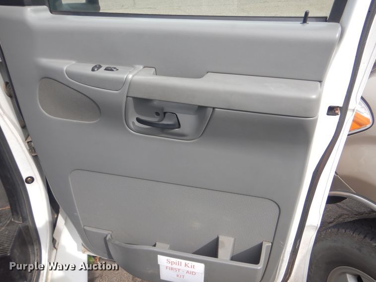 image for item GD9172 2005 Ford E350 Super Duty shuttle bus