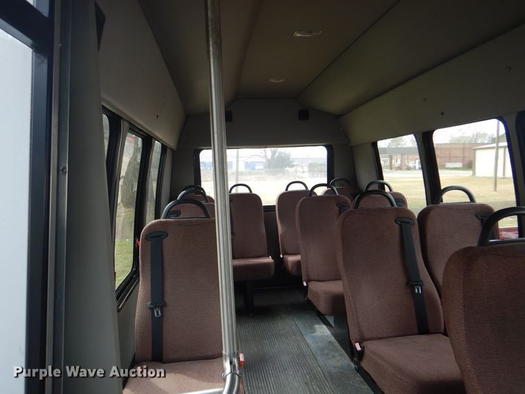 image for item GD9172 2005 Ford E350 Super Duty shuttle bus