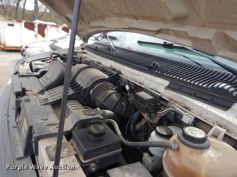 image for item GD9172 2005 Ford E350 Super Duty shuttle bus