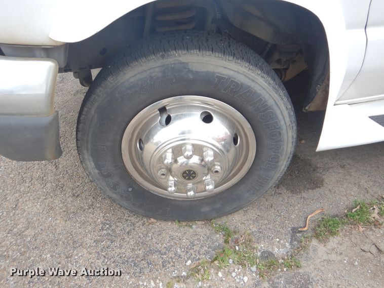 image for item GD9172 2005 Ford E350 Super Duty shuttle bus