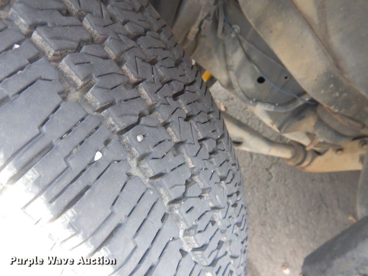 image for item GD9172 2005 Ford E350 Super Duty shuttle bus