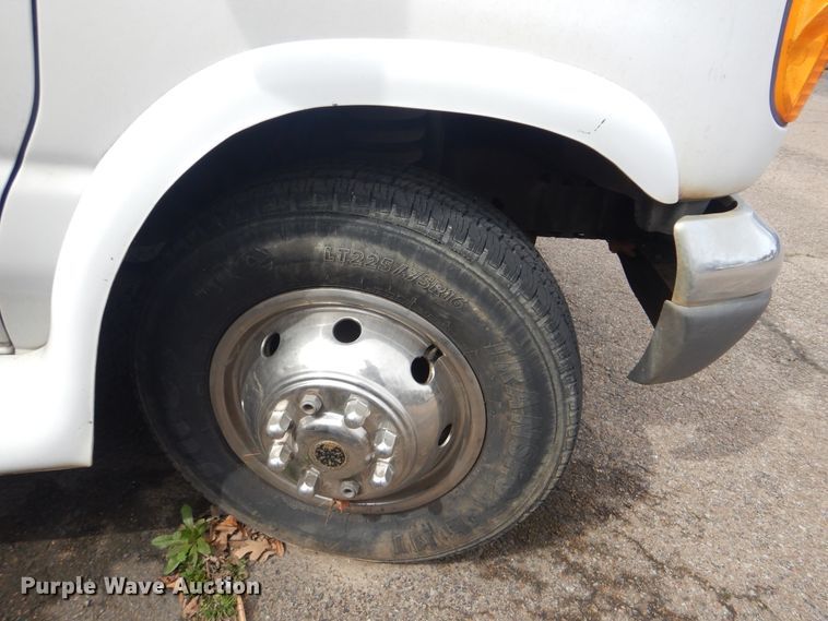 image for item GD9172 2005 Ford E350 Super Duty shuttle bus