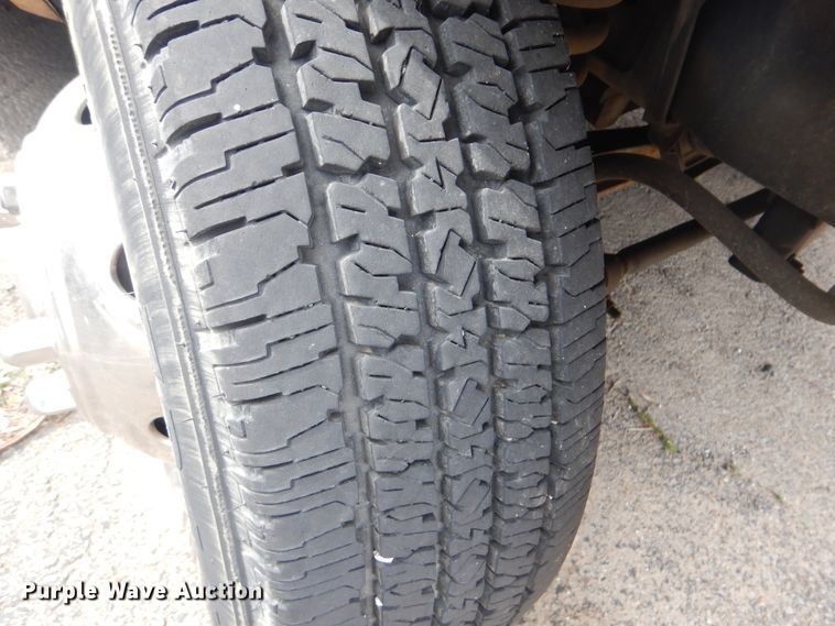 image for item GD9172 2005 Ford E350 Super Duty shuttle bus