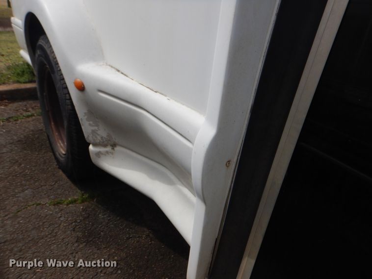 image for item GD9172 2005 Ford E350 Super Duty shuttle bus