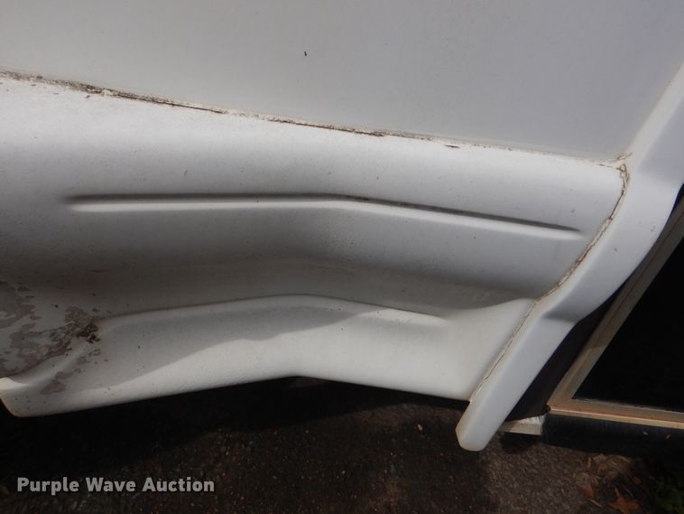 image for item GD9172 2005 Ford E350 Super Duty shuttle bus