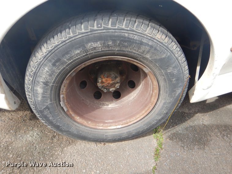 image for item GD9172 2005 Ford E350 Super Duty shuttle bus