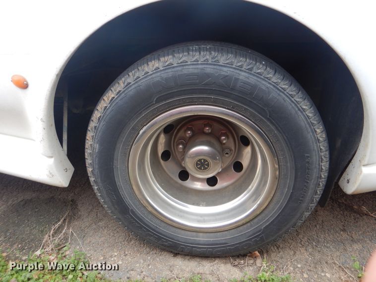 image for item GD9172 2005 Ford E350 Super Duty shuttle bus