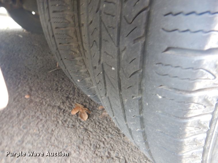 image for item GD9172 2005 Ford E350 Super Duty shuttle bus