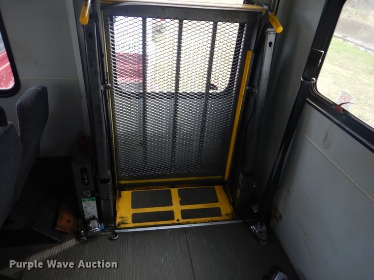 image for item GD9173 2008 Ford Econoline E450 shuttle bus