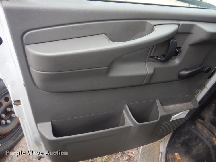 image for item GD9174 2011 Chevrolet Express G3500 shuttle bus