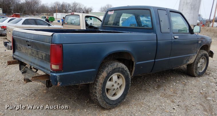 image for item GT9746 1985 Chevrolet S10 pickup truck