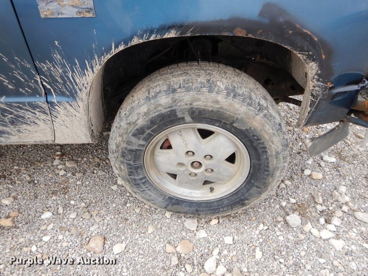 image for item GT9746 1985 Chevrolet S10 pickup truck