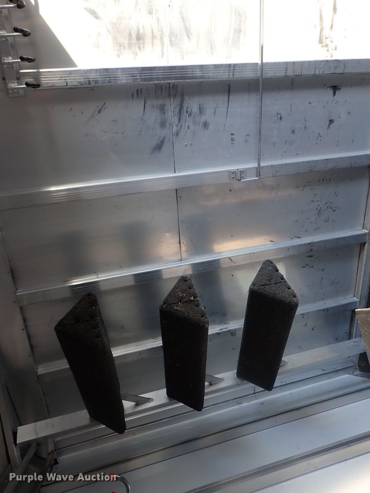 image for item DC3294 1999 Exiss Maximum SX horse trailer