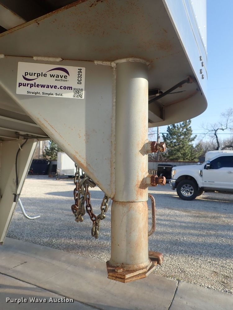 image for item DC3294 1999 Exiss Maximum SX horse trailer